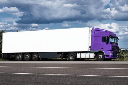 货物道路道路与白色的空容器,蓝蓝的天空,货物运输概念上卡车照片